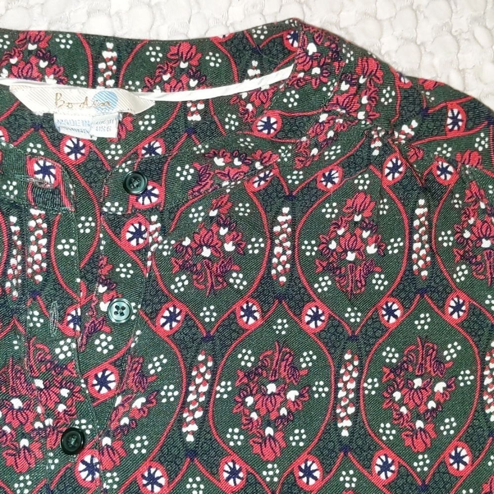 Pretty holiday top! On-trend tiny print size 6 EUC